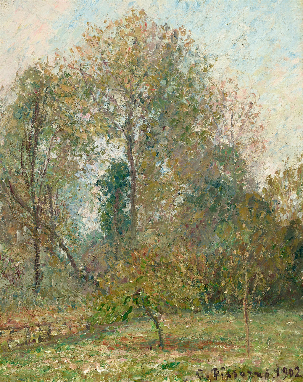 Quadro decorativo de paisagem outonal atribuída a Camille Pissarro, com árvores de folhagem densa em tons de verde e marrom, e um céu claro. A pintura exibe pinceladas visíveis e textura marcante.