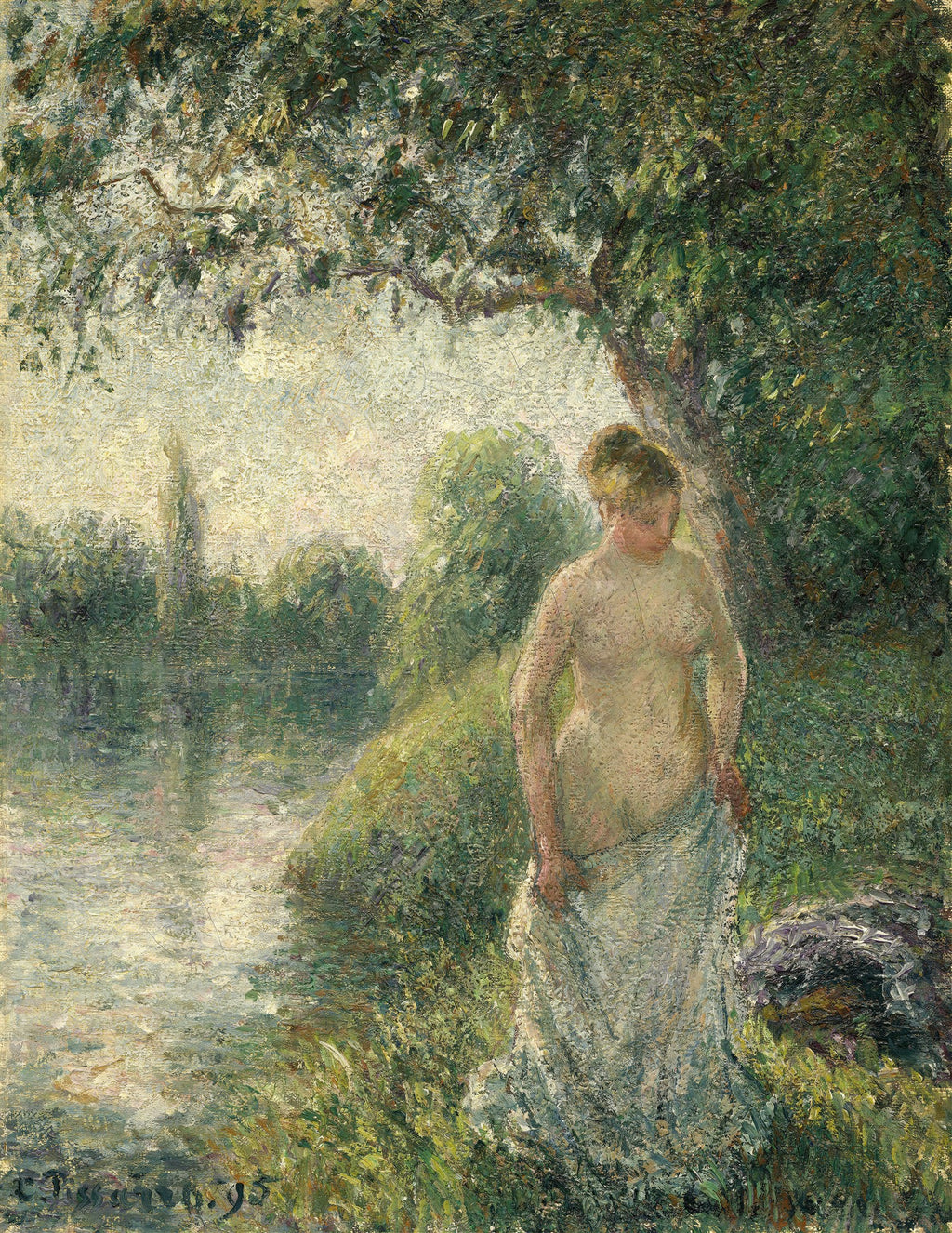 Mulher nua parcialmente coberta por tecido branco em pé à beira de um lago, sob a sombra de uma árvore, em uma paisagem impressionista de Camille Pissarro.