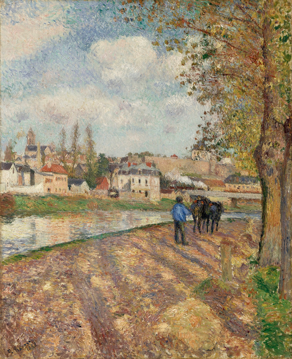 Pintura a óleo de Camille Pissarro mostrando uma paisagem rural francesa com um rio, casas na margem oposta, um homem com cavalos na margem próxima e uma árvore frondosa à direita. A luz do sol cria sombras no caminho de terra.