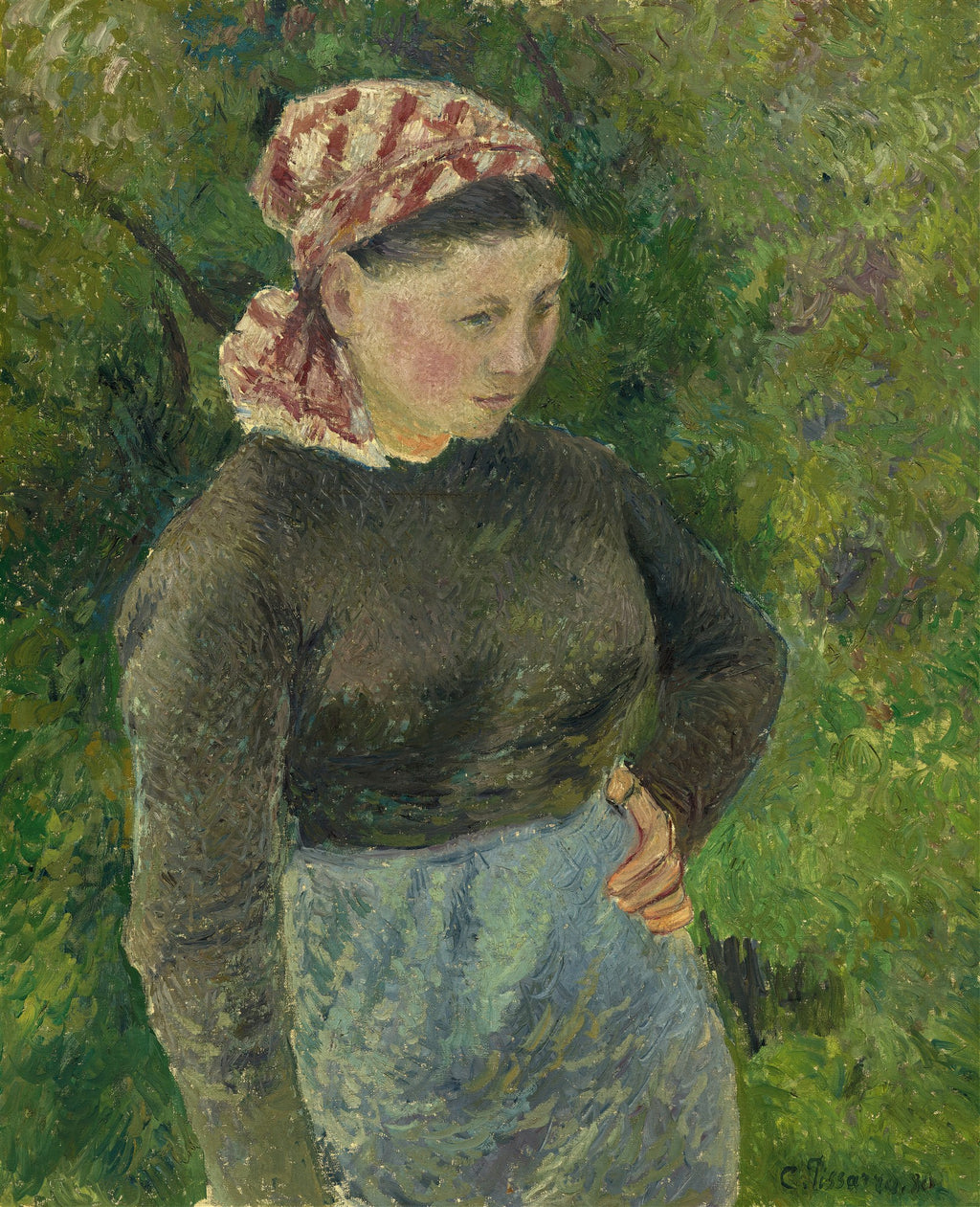 Retrato em óleo de uma camponesa com lenço na cabeça e blusa escura, em frente a um fundo verde de folhagem, atribuído a Camille Pissarro. A mulher tem uma expressão serena e está com uma das mãos na cintura.