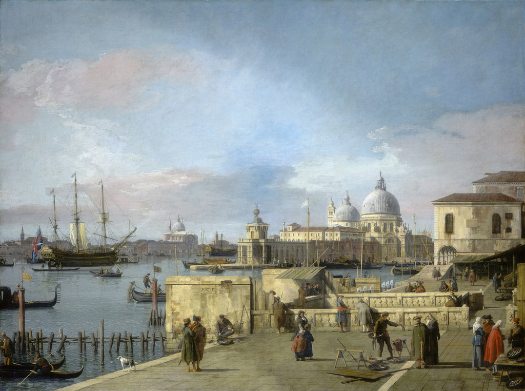 Vista panorâmica do Grande Canal de Veneza, com barcos, gôndolas e edifícios históricos sob um céu azul claro com nuvens. Pessoas movimentam-se na margem e na água.