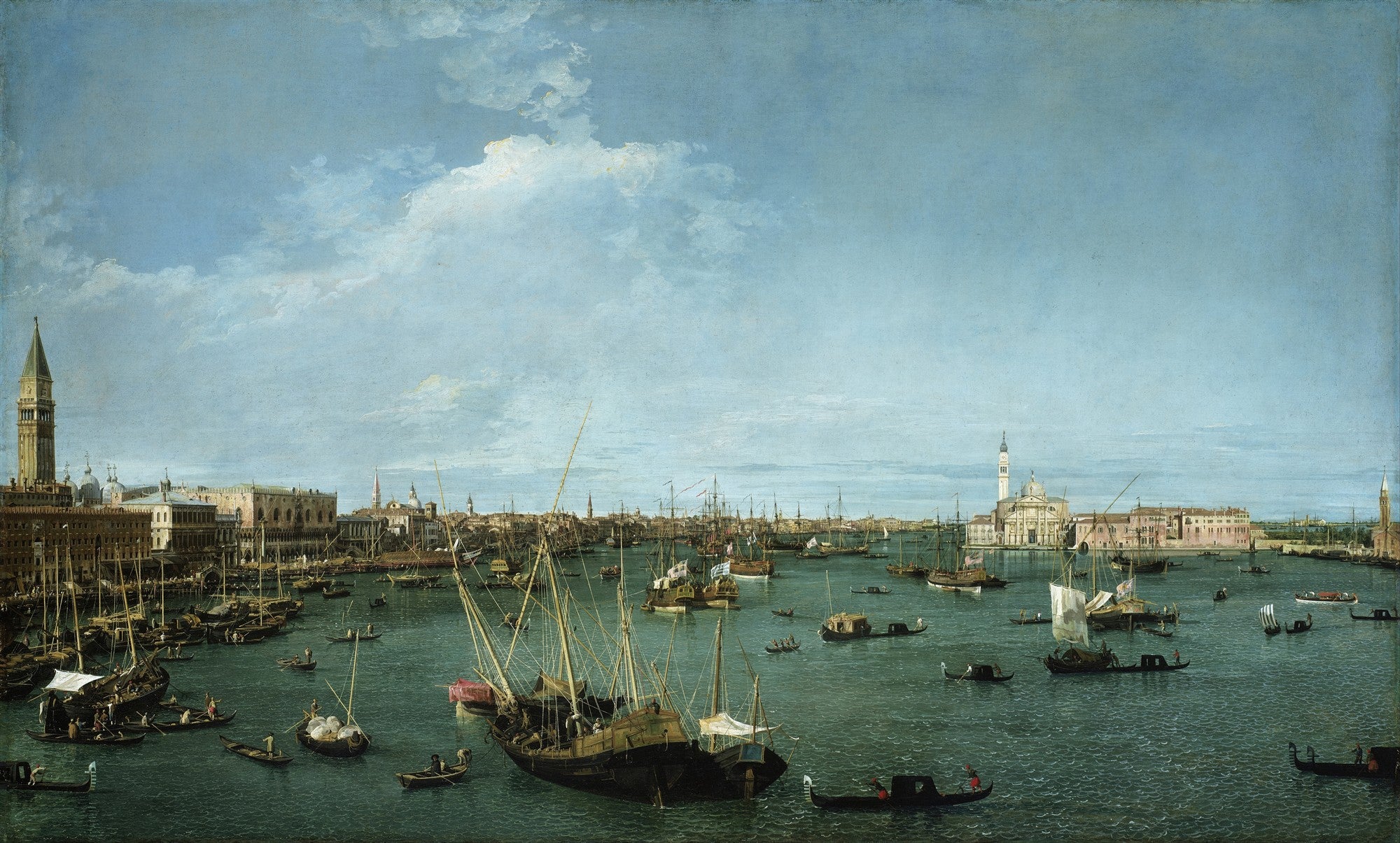 Quadro decorativo da Lagoa de Veneza, pintado por Canaletto, mostrando o porto movimentado com barcos, gôndolas e edifícios históricos sob um céu azul claro com nuvens brancas. A obra é uma veduta com riqueza de detalhes e perspectiva.