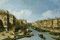 Pintura a óleo de Canaletto mostrando o Grande Canal de Veneza com edifícios antigos nas margens, várias gôndolas e barcos em águas calmas e pessoas nas margens e nos barcos, sob um céu azul com nuvens brancas.