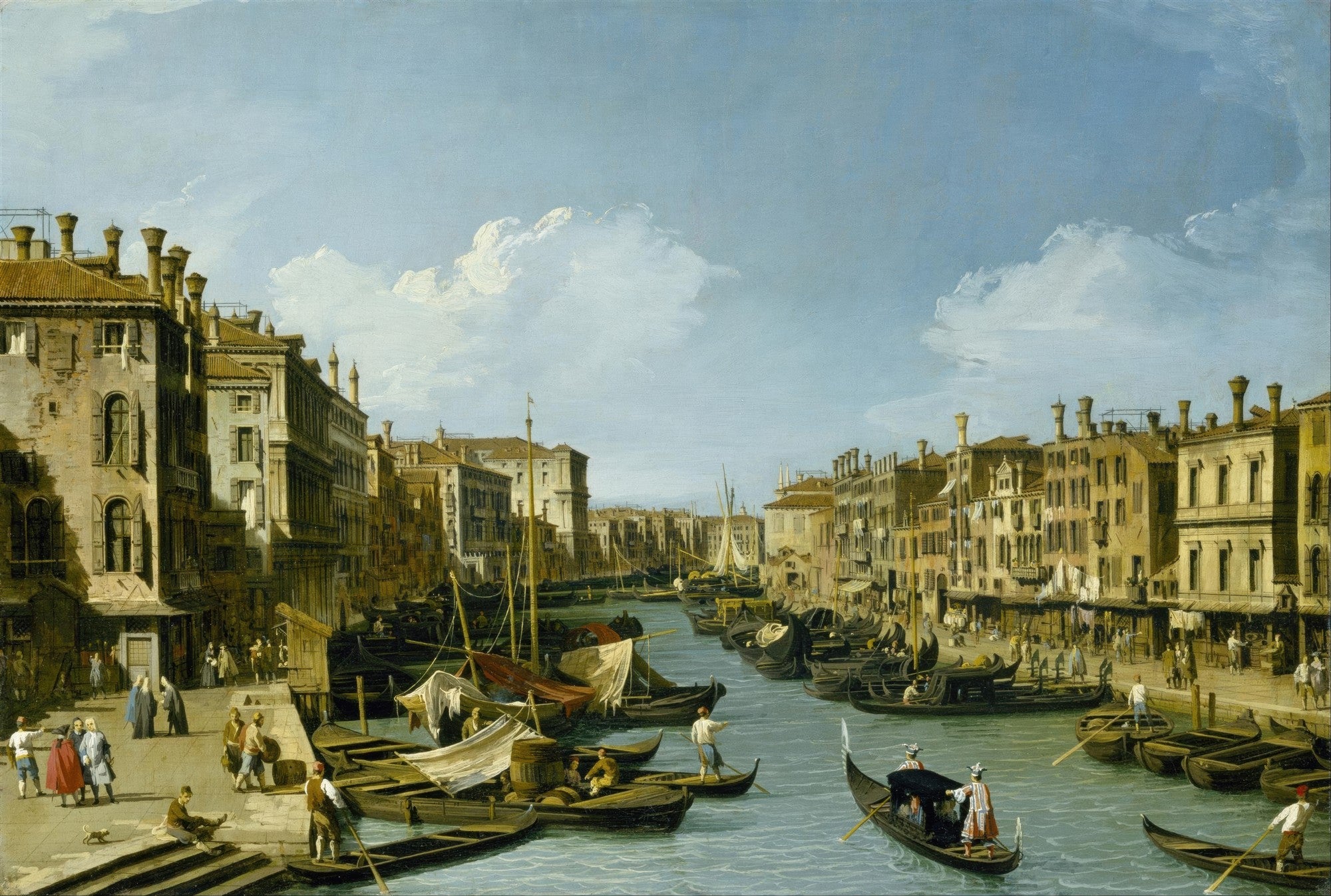 Pintura a óleo de Canaletto mostrando o Grande Canal de Veneza com edifícios antigos nas margens, várias gôndolas e barcos em águas calmas e pessoas nas margens e nos barcos, sob um céu azul com nuvens brancas.