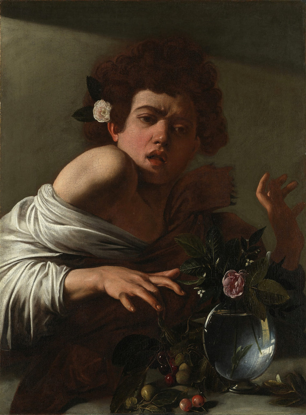 Quadro decorativo 'Baco Doente' de Caravaggio, com um jovem pálido, de cabelos escuros e cacheados, envolto em um lençol branco e túnica marrom, com uma expressão de desconforto ou tristeza. Há frutas e um vaso de vidro com folhagens no canto inferior direito.