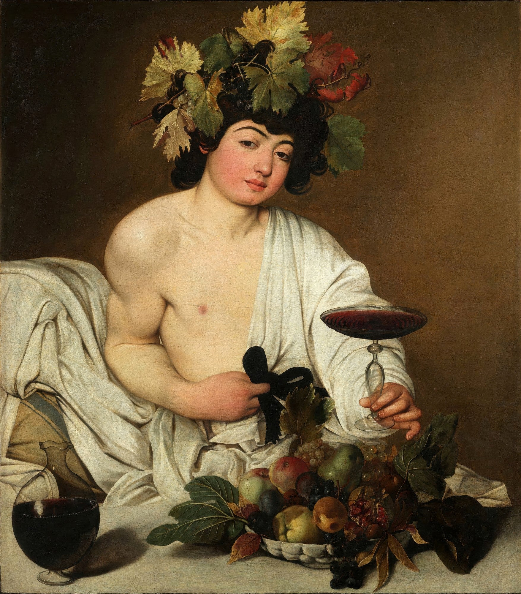 Baco Jovem, figura masculina seminua com coroa de folhas e uvas, segurando taça de vinho, com cesto de frutas à frente, em estilo Caravaggio