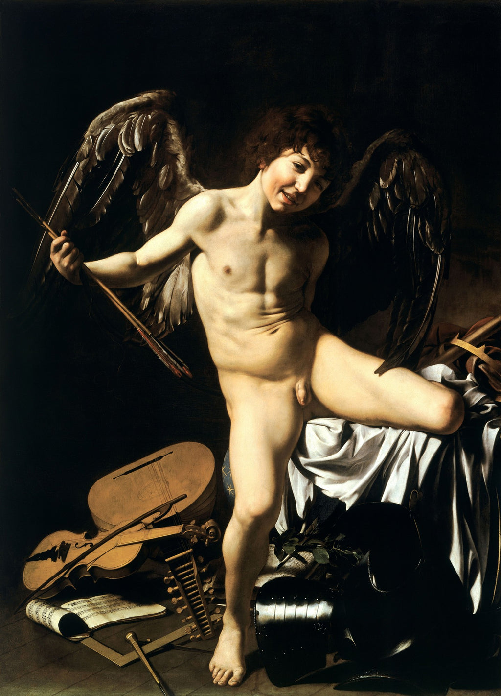 Quadro decorativo com a obra 'Amor Vincit Omnia' de Caravaggio, retratando o Cupido nu, alado, sorrindo e segurando flechas, em meio a objetos simbólicos como instrumentos musicais, armaduras e partituras, emergindo de um fundo escuro.
