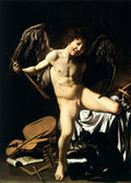 Quadro decorativo com a obra 'Amor Vincit Omnia' de Caravaggio, retratando o Cupido nu, alado, sorrindo e segurando flechas, em meio a objetos simbólicos como instrumentos musicais, armaduras e partituras, emergindo de um fundo escuro.