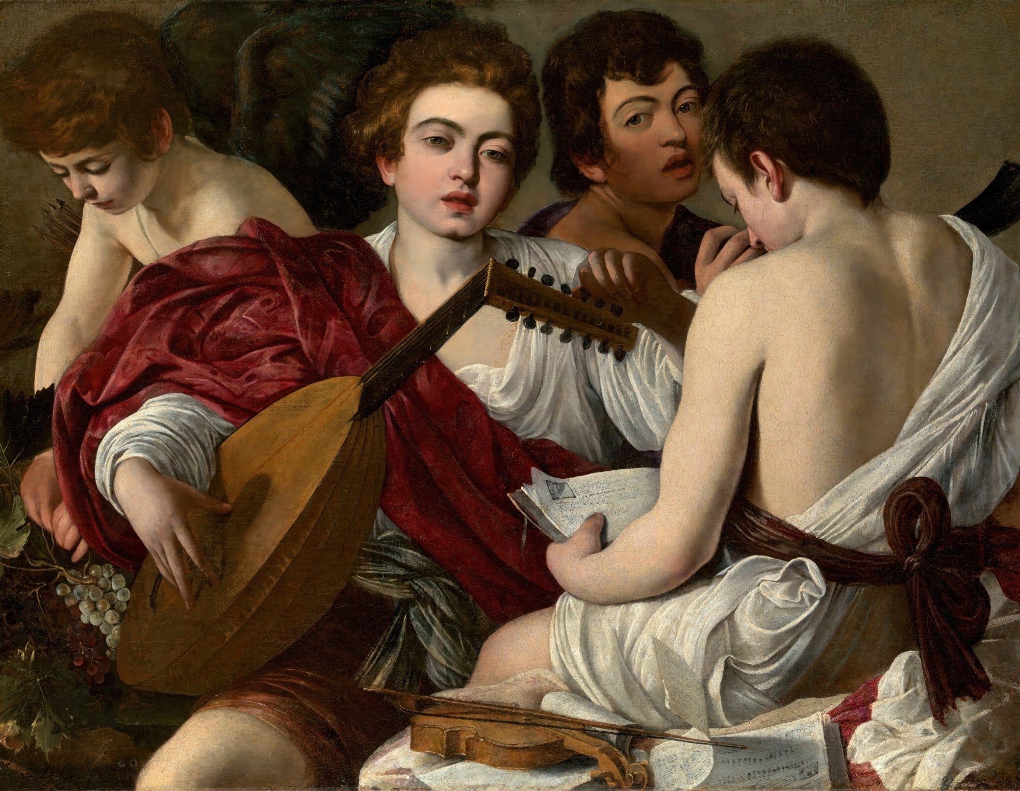 Quadro decorativo "Os Músicos" de Caravaggio. Quatro jovens com instrumentos musicais, luz dramática. Um toca alaúde, outro lê partitura, dois observam. Tons escuros, roupas em vermelho e branco.
