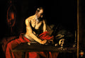 Quadro decorativo de São Jerônimo Escrevendo, por Caravaggio. Um homem idoso, de barba, sentado sem camisa, escrevendo em um livro. A luz dramática ilumina seu corpo e o livro, enquanto o fundo permanece escuro, com um crânio à direita.