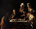 Quadro decorativo detalhando a pintura 'A Ceia em Emaús' de Caravaggio, com Cristo e dois discípulos à mesa, e um estalajadeiro e uma mulher ao fundo, tudo iluminado por um forte contraste de luz e sombra.