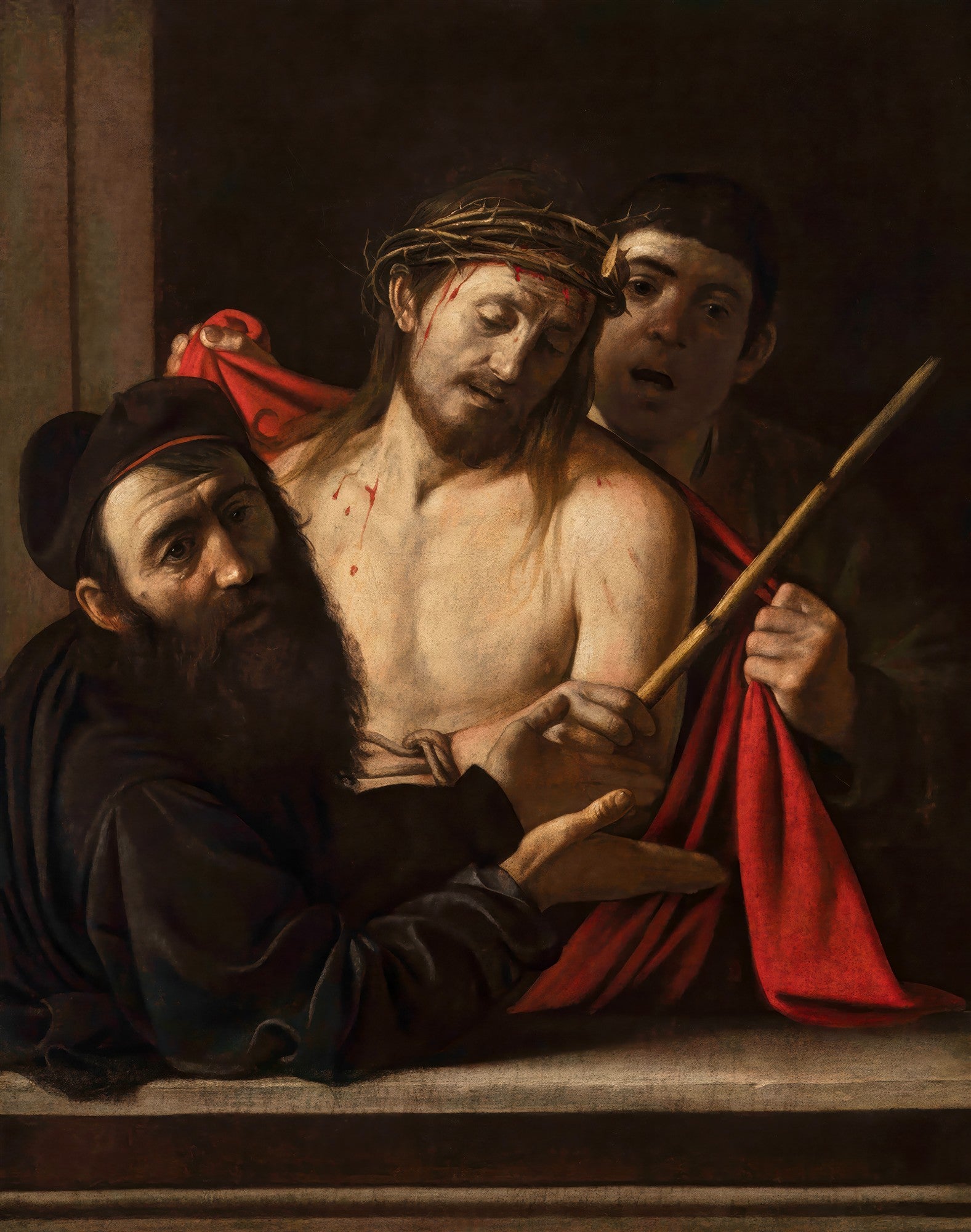 Quadro "Ecce Homo" de Caravaggio, mostrando Jesus com a coroa de espinhos e ferimentos, ladeado por um homem mais velho e um jovem, em dramático jogo de luz e sombra.