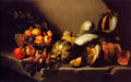 Quadro decorativo mostrando uma natureza-morta com frutas e abóboras em uma cesta e espalhadas sobre uma superfície, com iluminação dramática estilo tenebrista e fundo escuro.