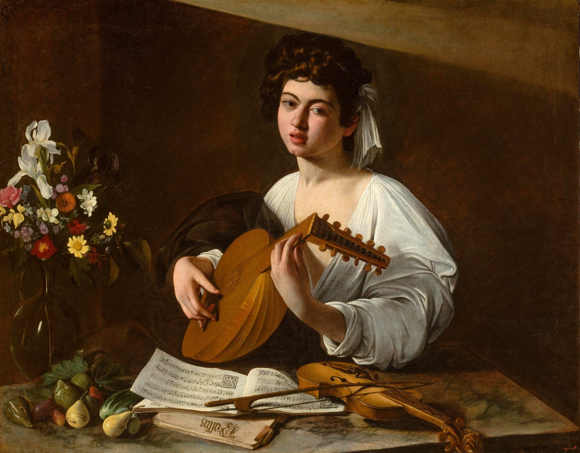 Jovem músico com alaúde de Caravaggio, em impressão fine art com moldura preta e vidro, exibindo detalhes da partitura, frutas e flores em uma composição de luz e sombra dramática.