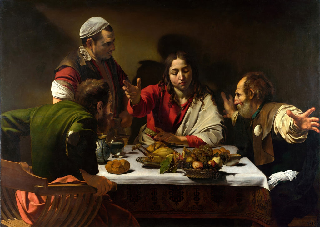 Quadro 'A Ceia em Emaús' de Caravaggio, representando Cristo em uma mesa com dois discípulos surpresos e um servo. A iluminação dramática destaca as figuras e os elementos da refeição, como o frango assado e a cesta de frutas. Os gestos expressivos dos personagens são o foco da cena. É uma pintura com cores ricas e sombras profundas, estilo barroco.