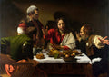 Quadro 'A Ceia em Emaús' de Caravaggio, representando Cristo em uma mesa com dois discípulos surpresos e um servo. A iluminação dramática destaca as figuras e os elementos da refeição, como o frango assado e a cesta de frutas. Os gestos expressivos dos personagens são o foco da cena. É uma pintura com cores ricas e sombras profundas, estilo barroco.