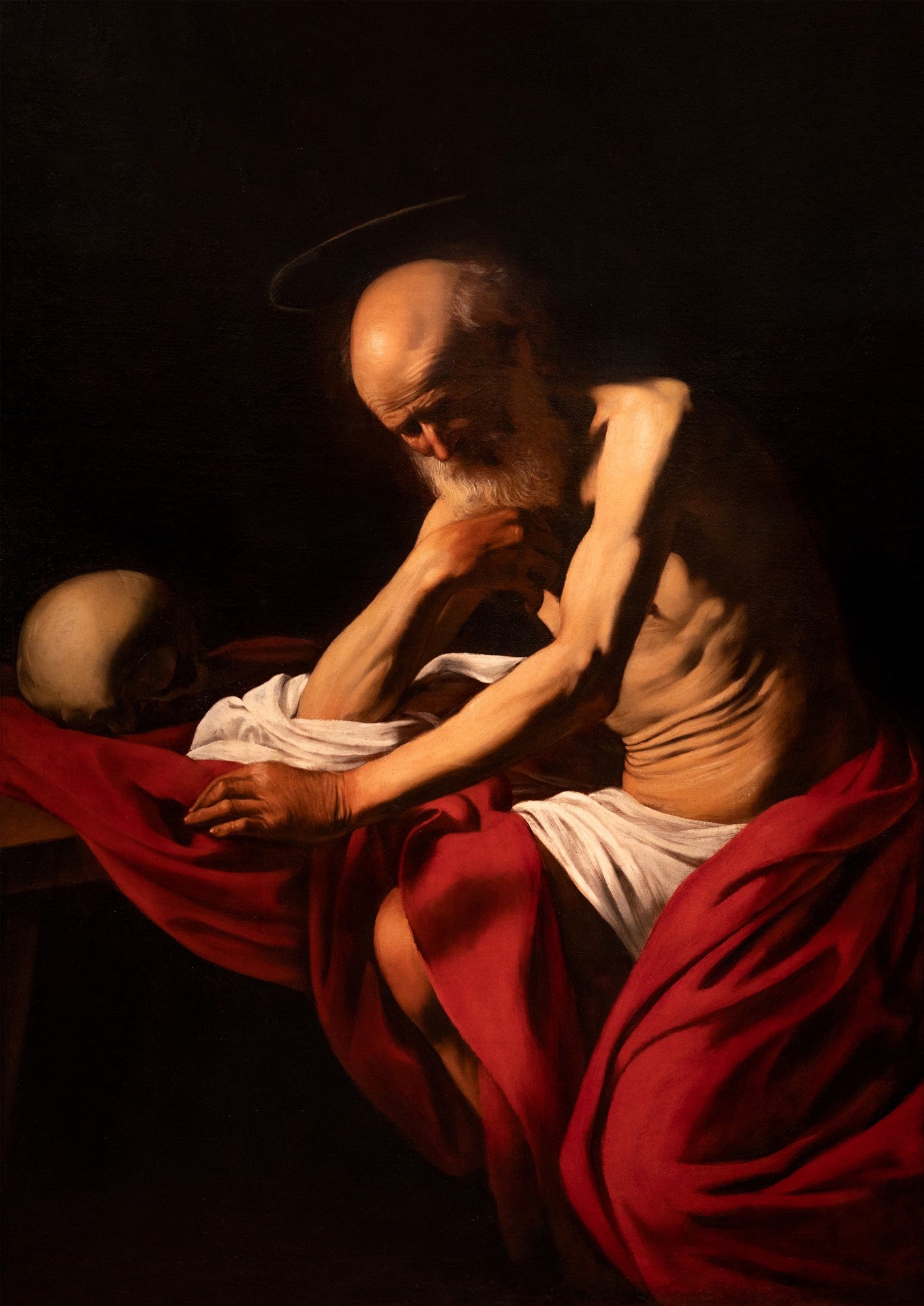 Quadro decorativo com pintura de São Jerônimo, um homem idoso e barbudo, sem camisa, envolto em um manto vermelho, sentado em profunda contemplação ao lado de uma caveira, com luz dramática em fundo escuro, estilo tenebrista de Caravaggio.