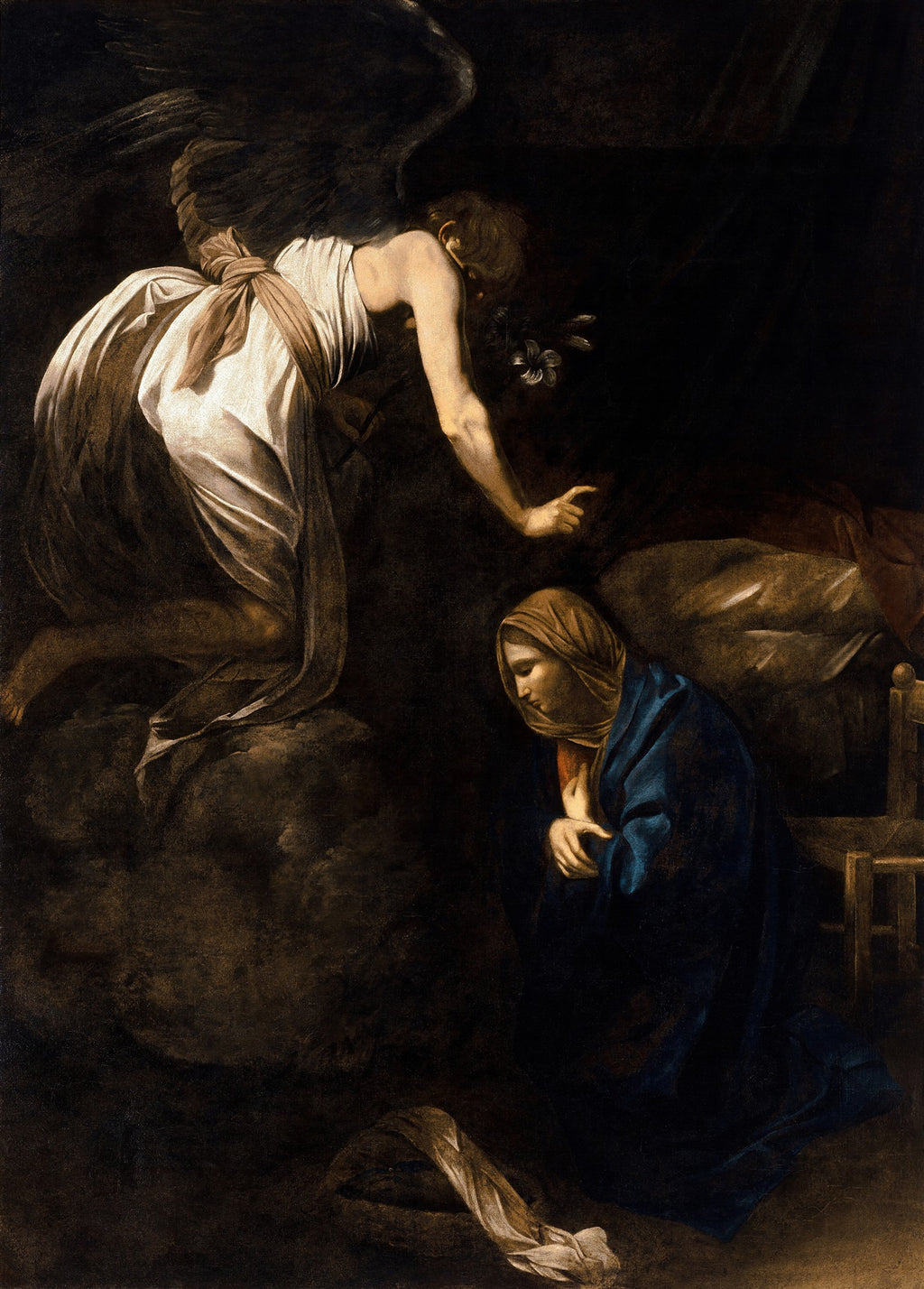 Uma pintura barroca escura de Caravaggio, 'A Anunciação', mostrando um anjo alado branco com um lírio se curvando para uma Virgem Maria ajoelhada em azul, envolta em penumbra.