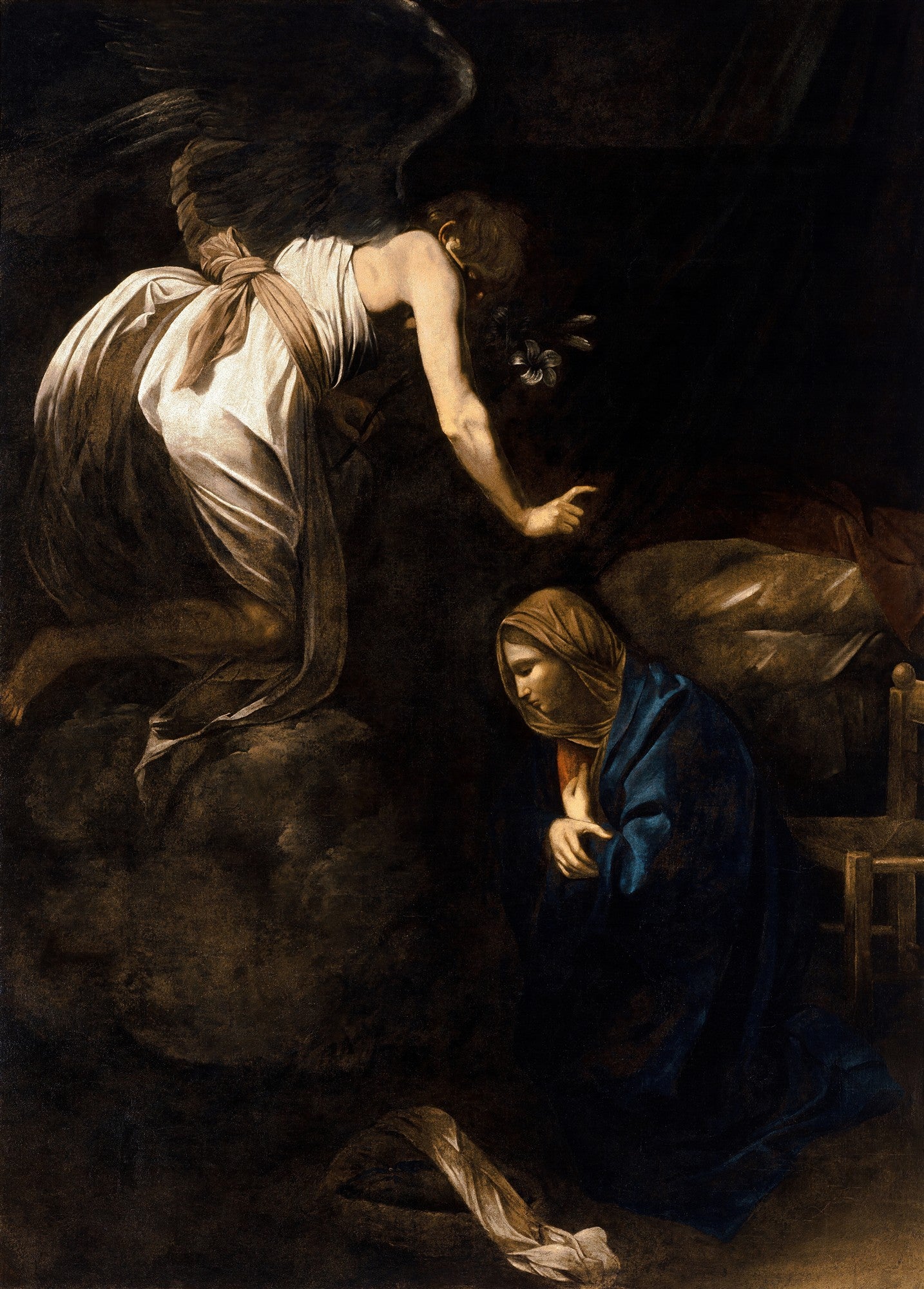 Uma pintura barroca escura de Caravaggio, 'A Anunciação', mostrando um anjo alado branco com um lírio se curvando para uma Virgem Maria ajoelhada em azul, envolta em penumbra.
