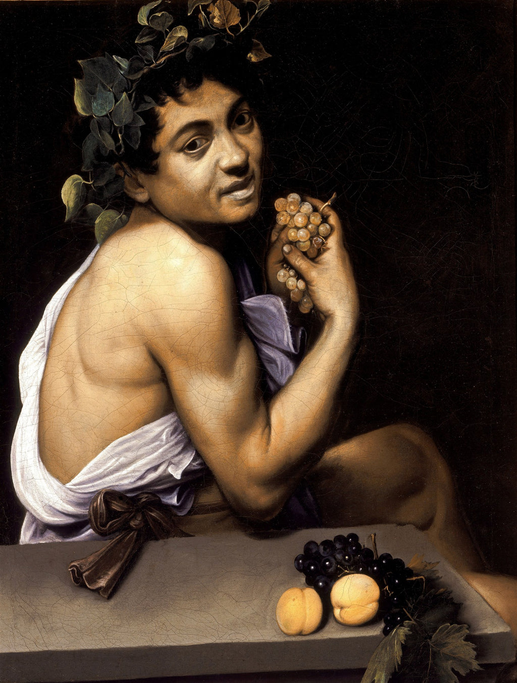 Quadro decorativo 'Baco Jovem' de Caravaggio, retratando um jovem com coroa de folhas, segurando uvas, com frutas e vinho em primeiro plano, sobre fundo escuro.