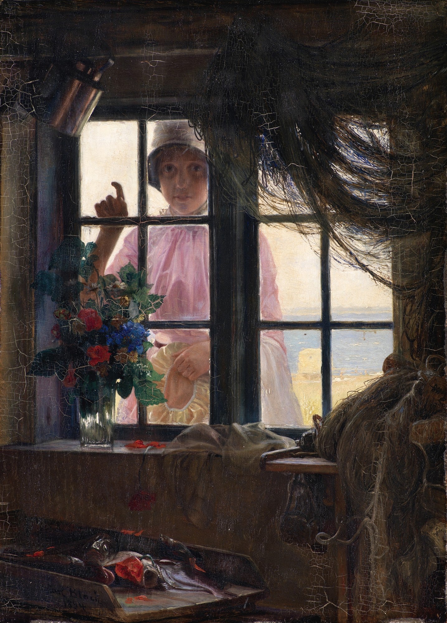 Quadro decorativo "A Menina na Janela" de Carl Bloch, mostrando uma jovem de chapéu e blusa rosa olhando pela janela para o mar, com peixes e redes no interior escuro da casa.