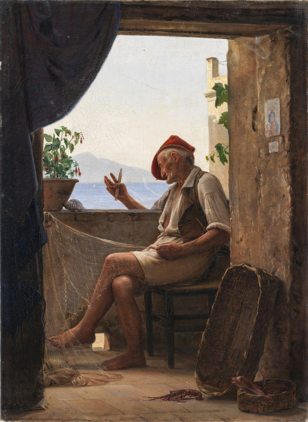 Quadro decorativo com pintura a óleo de Carl Bloch, 'Pescador Napolitano', mostrando um homem idoso, sentado na entrada de uma casa com vista para o mar, consertando uma rede de pesca. Cores terrosas e tons de azul e vermelho.