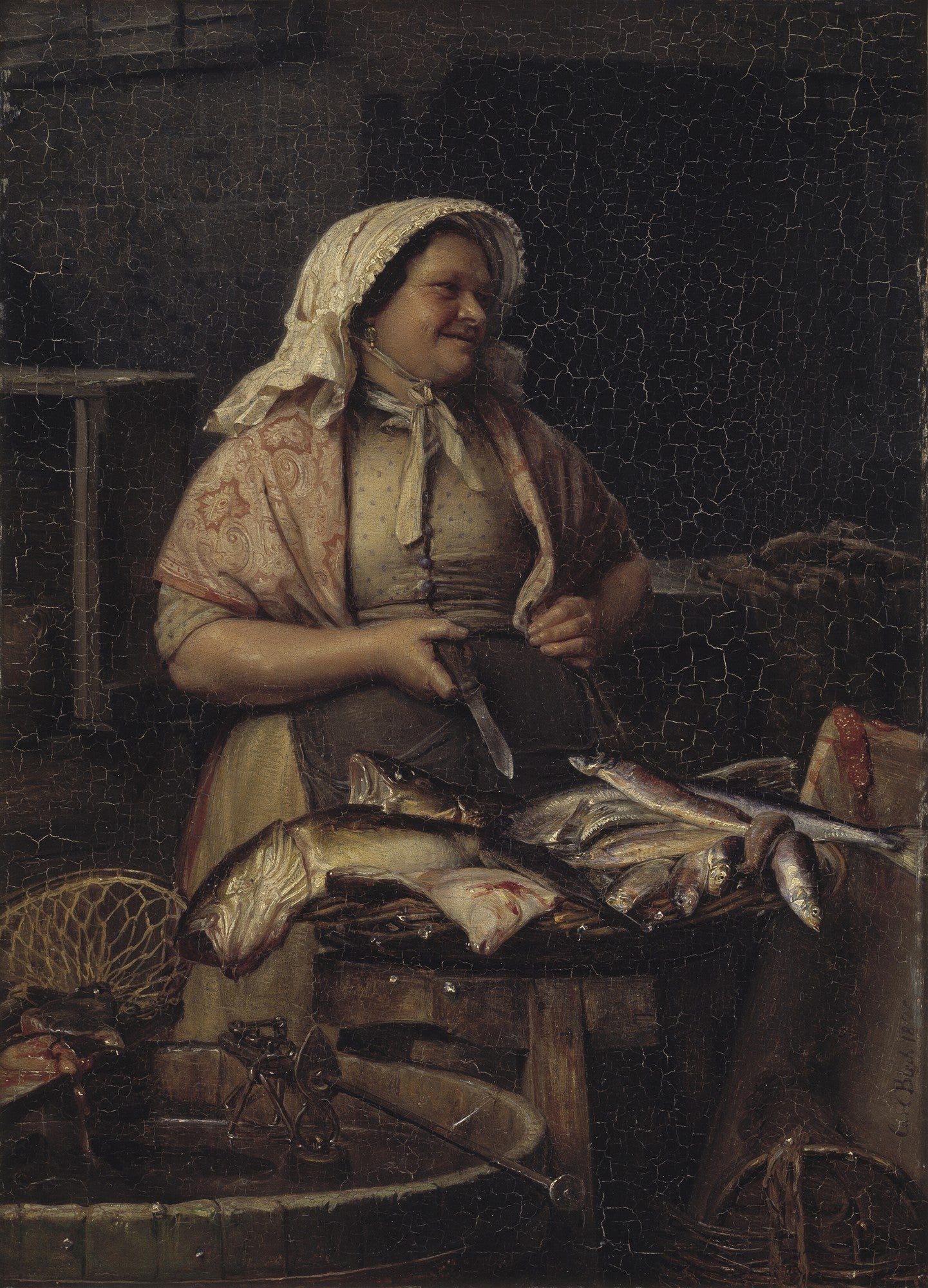 Uma pintura a óleo de Carl Bloch retratando uma mulher sorridente com um lenço branco na cabeça, avental e um xale estampado sobre os ombros, segurando uma faca. À sua frente, uma mesa com vários peixes frescos dispostos e uma balança antiga. O fundo escuro e texturizado realça a figura.