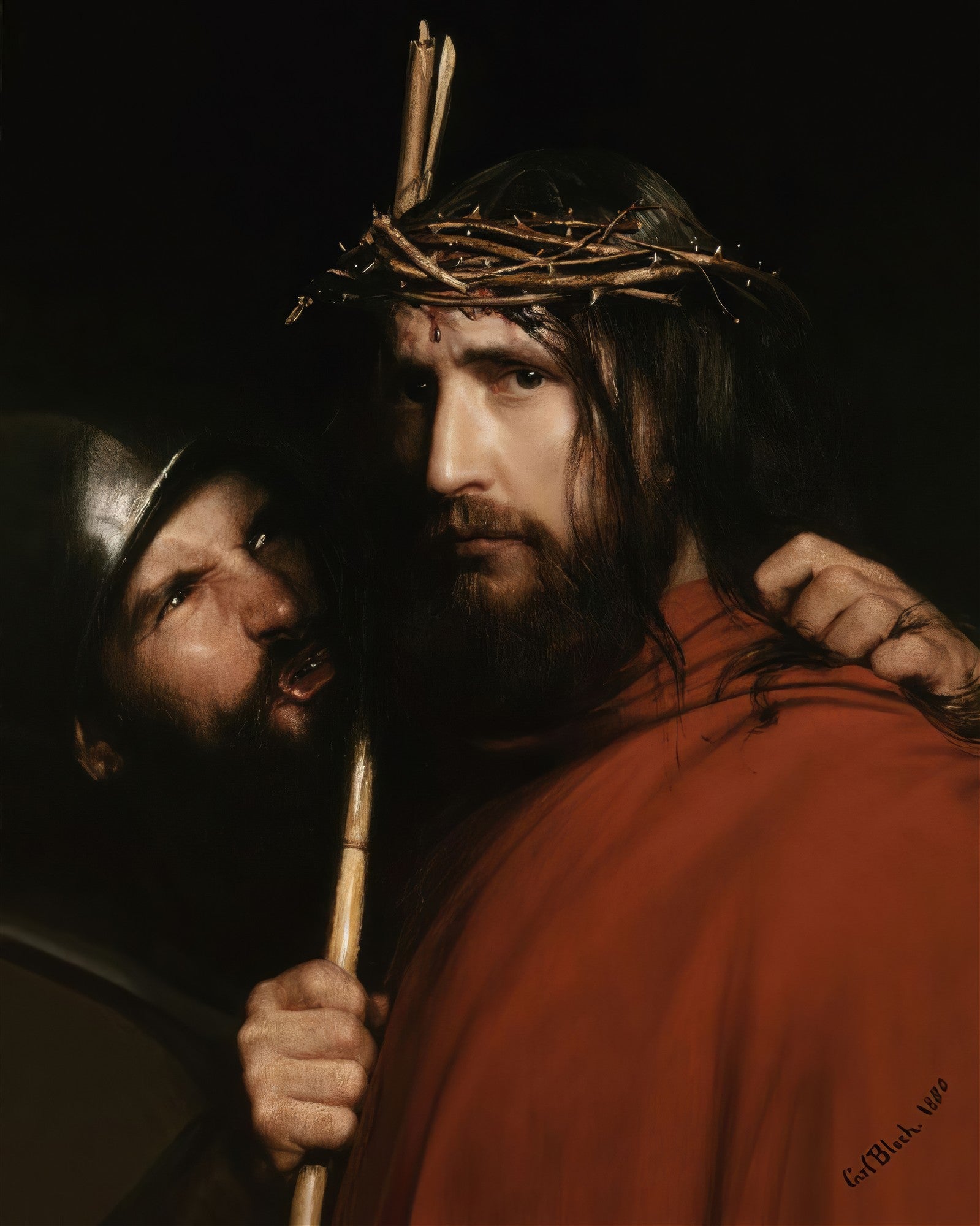 Quadro decorativo mostrando Jesus Cristo com uma coroa de espinhos na cabeça, seu rosto sereno olhando para o lado direito, enquanto uma figura sombria e agressiva com um capacete está atrás dele, segurando um bastão. A obra é de Carl Bloch e data de 1880. Predominam tons escuros e um manto vermelho vibrante.