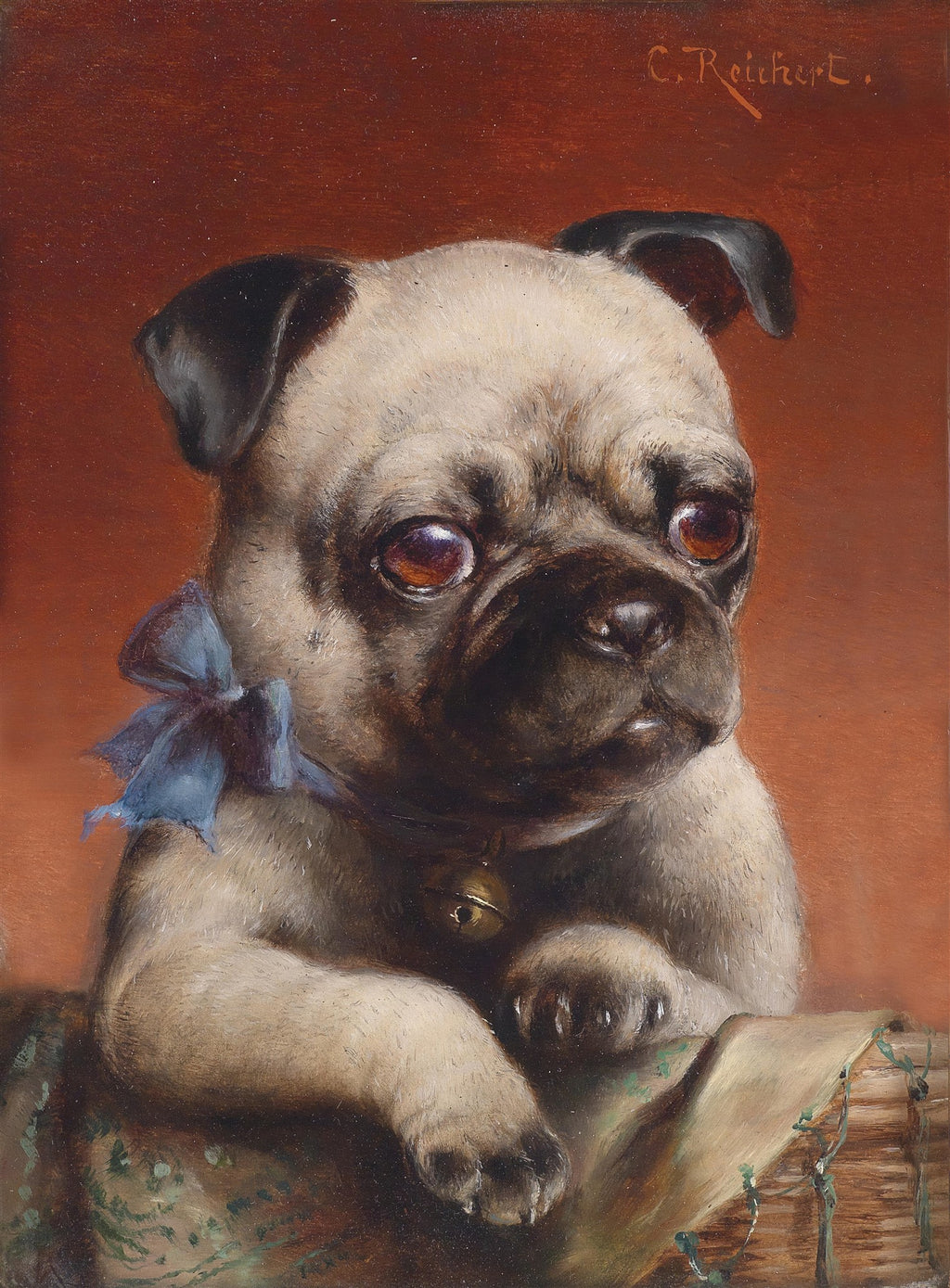 Pintura a óleo de um filhote de pug bege com máscara escura, usando um laço azul e um guizo no pescoço, olhando para o lado direito com um fundo marrom avermelhado.