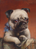 Pintura a óleo de um filhote de pug bege com máscara escura, usando um laço azul e um guizo no pescoço, olhando para o lado direito com um fundo marrom avermelhado.