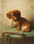 Quadro decorativo com pintura a óleo de um filhote de cachorro Dachshund marrom com manchas brancas, sentado em um banquinho verde, com um chicote de couro ao lado. Assinado 'C. Reichert -98'.