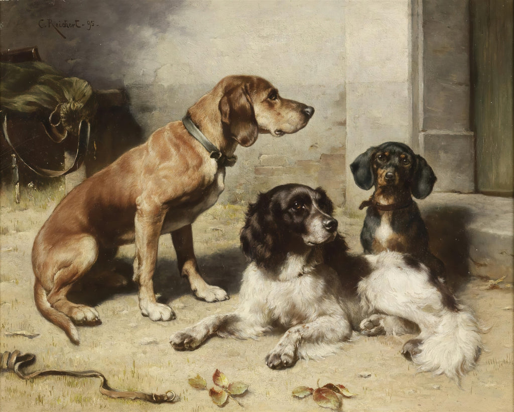 Pintura a óleo de Carl Reichert mostrando três cães de diferentes raças, um marrom sentado, um preto e branco deitado e um pequeno preto e marrom ao fundo, em um pátio claro com uma parede de pedra e um saco verde ao fundo.