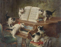 Quadro decorativo mostrando cinco gatinhos em tons de branco, preto e cinza brincando e explorando um piano antigo, ricamente decorado. Um gatinho está sobre as teclas, outro olha as partituras abertas, e os demais observam ao redor, criando uma cena de curiosidade e doçura. A paleta de cores é suave, com predominância de marrons, verdes e o contraste dos pelos dos animais.