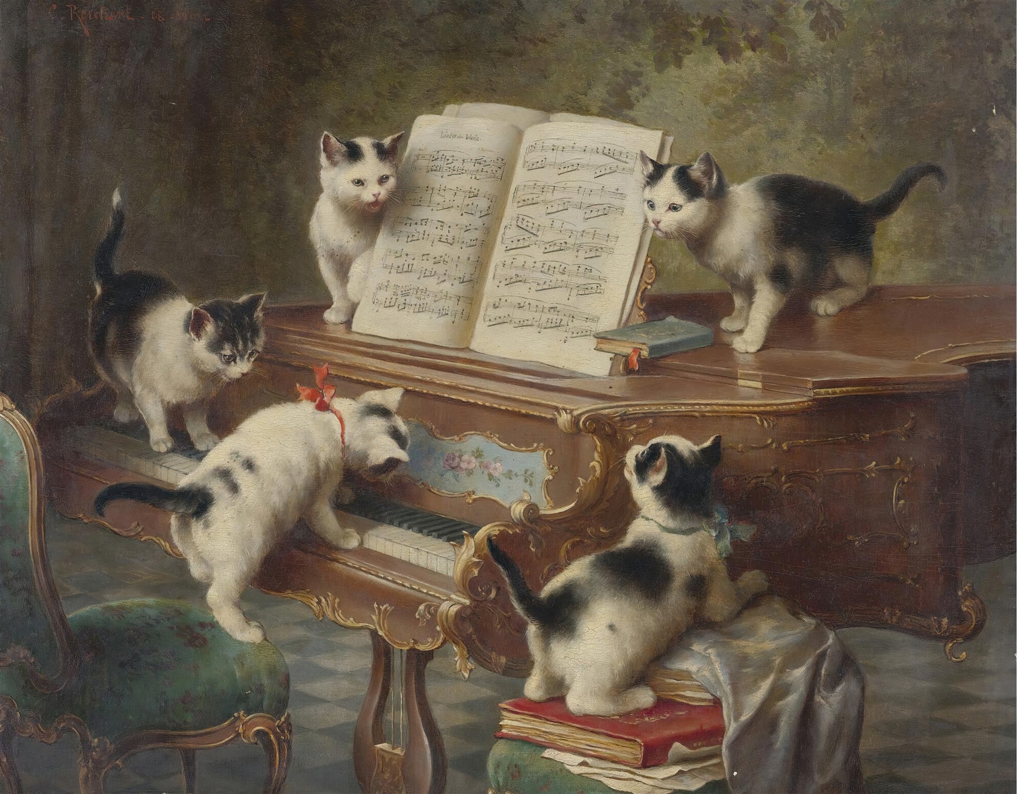 Quadro decorativo mostrando cinco gatinhos em tons de branco, preto e cinza brincando e explorando um piano antigo, ricamente decorado. Um gatinho está sobre as teclas, outro olha as partituras abertas, e os demais observam ao redor, criando uma cena de curiosidade e doçura. A paleta de cores é suave, com predominância de marrons, verdes e o contraste dos pelos dos animais.