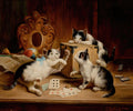 Quadro decorativo mostrando três gatinhos preto e branco brincando com cartas de baralho e um dado em uma mesa de madeira, com um objeto ornamental dourado e um livro ao fundo. A obra é atribuída a Carl Reichert.