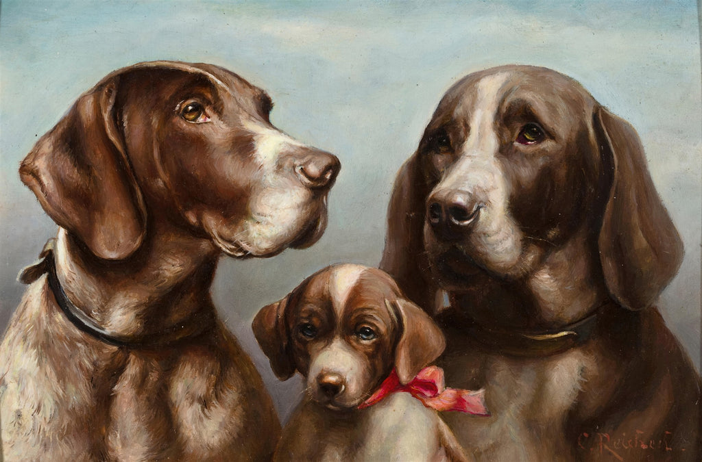 Pintura a óleo de três cães da raça Pointer Alemão de pelo curto, sendo dois adultos de porte médio e um filhote. Os cães adultos são marrons e brancos, com coleiras escuras. O filhote, também marrom e branco, usa um laço rosa no pescoço. O fundo é um céu azul claro.