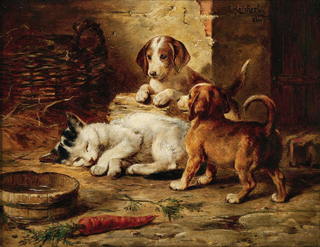 Quadro decorativo com pintura de Carl Reichert, retratando dois filhotes de cachorro e um gatinho dormindo. Ao fundo, um cesto de vime e uma parede rústica. Uma cenoura está no chão, próxima a um pote de madeira com água.