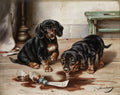Quadro decorativo com pintura de dois filhotes de Dachshund, um sentado e outro com a cabeça abaixada, próximo a um líquido derramado no chão de madeira. Atribuído a Carl Reichert.