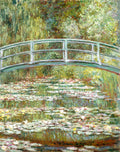 Quadro decorativo da Ponte Japonesa de Claude Monet, com uma ponte verde curvada sobre um lago repleto de ninféias brancas e rosas, em tons de verde, amarelo e marrom.