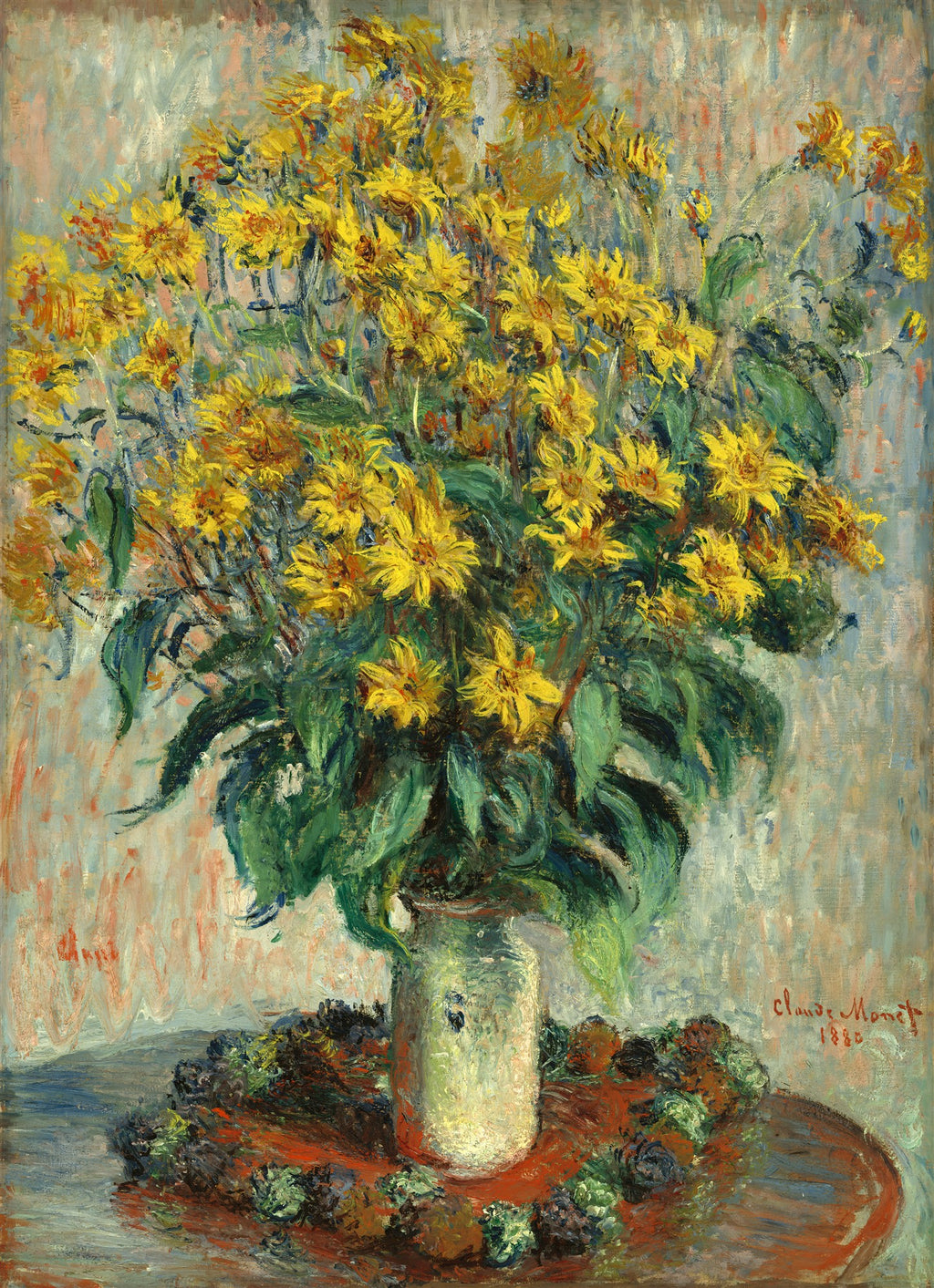 Quadro decorativo de Claude Monet, um buquê de girassóis amarelos em um vaso claro, sobre uma superfície marrom avermelhada com folhagens escuras, fundo em tons claros e pinceladas visíveis, estilo impressionista.