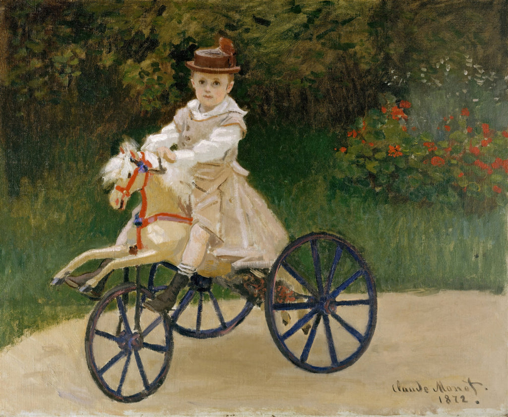 Quadro de Claude Monet, 'Jean Monet no Cavalo de Madeira', retratando um menino loiro com chapéu marrom, vestido de branco, montado em um cavalo de madeira com rodas, em um jardim verde com flores vermelhas ao fundo. Assinatura do artista e data '1872' no canto inferior direito.