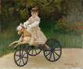 Quadro de Claude Monet, 'Jean Monet no Cavalo de Madeira', retratando um menino loiro com chapéu marrom, vestido de branco, montado em um cavalo de madeira com rodas, em um jardim verde com flores vermelhas ao fundo. Assinatura do artista e data '1872' no canto inferior direito.