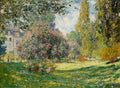 Quadro decorativo de Claude Monet, mostrando um exuberante jardim impressionista com árvores verdes e arbustos floridos em tons de rosa e vermelho, com um céu azul claro e nuvens ao fundo e uma casa em tons claros à esquerda.