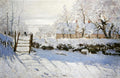 Quadro decorativo com paisagem de inverno coberta de neve, com uma cerca de madeira e uma casa ao fundo, e uma gralha preta empoleirada na cerca. Tons de branco, azul e cinza claro.