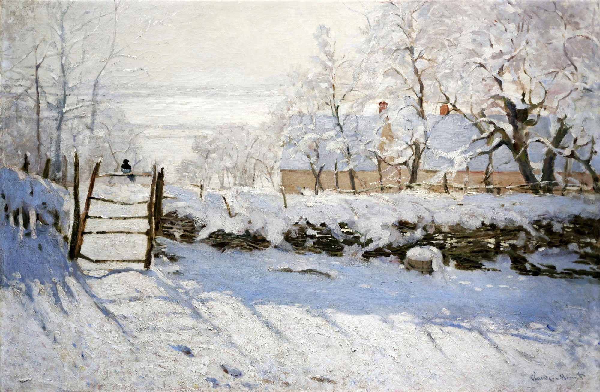 Quadro decorativo com paisagem de inverno coberta de neve, com uma cerca de madeira e uma casa ao fundo, e uma gralha preta empoleirada na cerca. Tons de branco, azul e cinza claro.