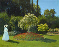 Quadro decorativo mostrando uma mulher de branco com um guarda-chuva em um jardim verde exuberante, sob um céu azul, pintado por Claude Monet.