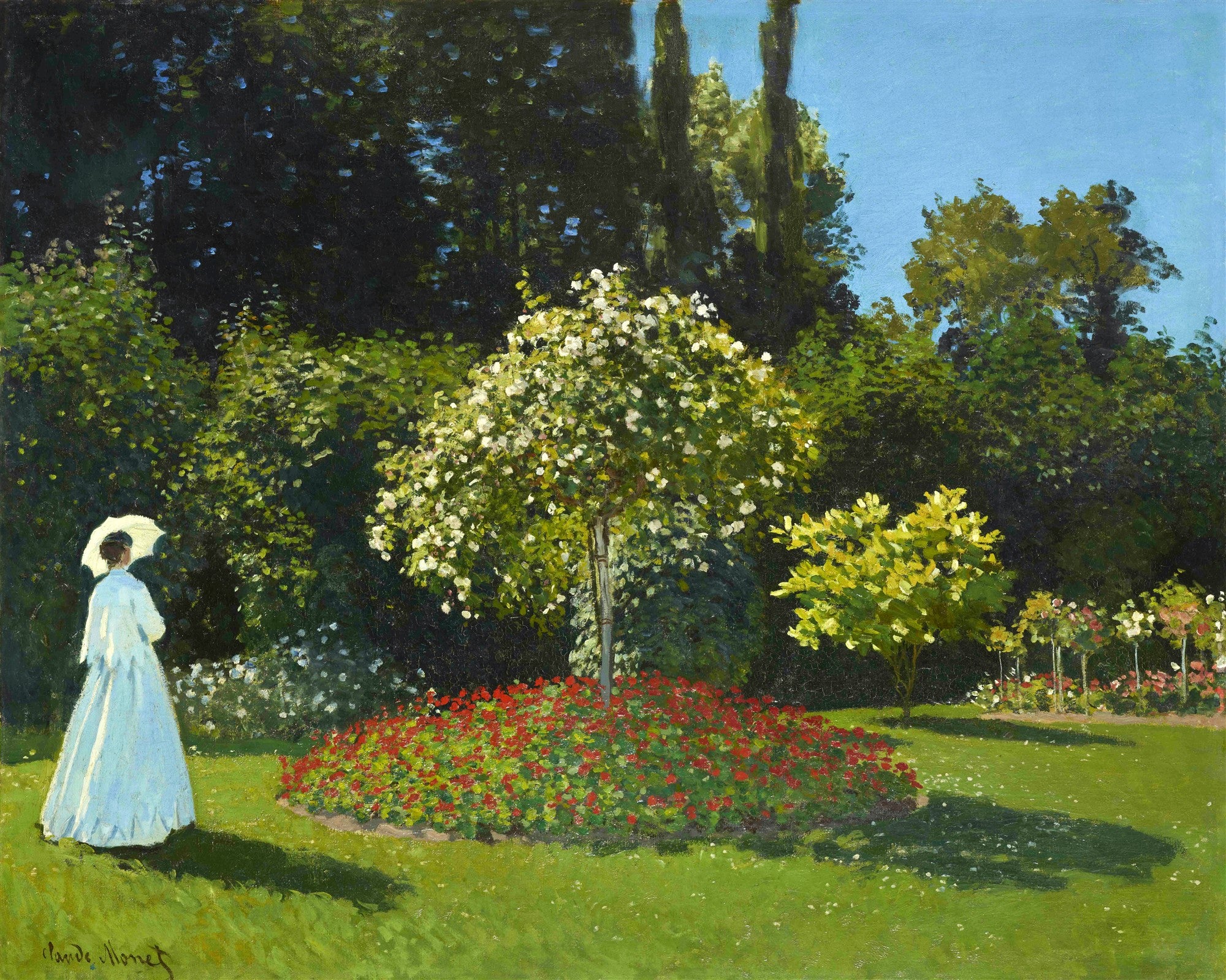 Quadro decorativo mostrando uma mulher de branco com um guarda-chuva em um jardim verde exuberante, sob um céu azul, pintado por Claude Monet.