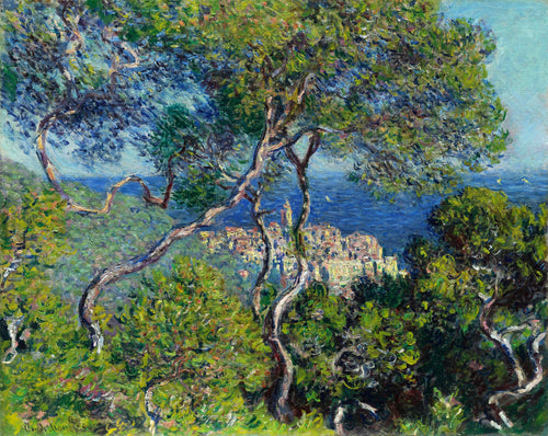 Pintura a óleo de Claude Monet, 'Vista de Bordighera', mostrando árvores verdes em primeiro plano com troncos sinuosos, uma cidade costeira em tons terrosos no meio e o mar azul profundo com o céu claro ao fundo.