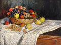 Quadro decorativo com uma cesta transbordando uvas escuras e claras, maçãs vermelhas e frutas amarelas sobre uma toalha branca amassada, com mais frutas espalhadas na mesa, em estilo impressionista de Claude Monet.