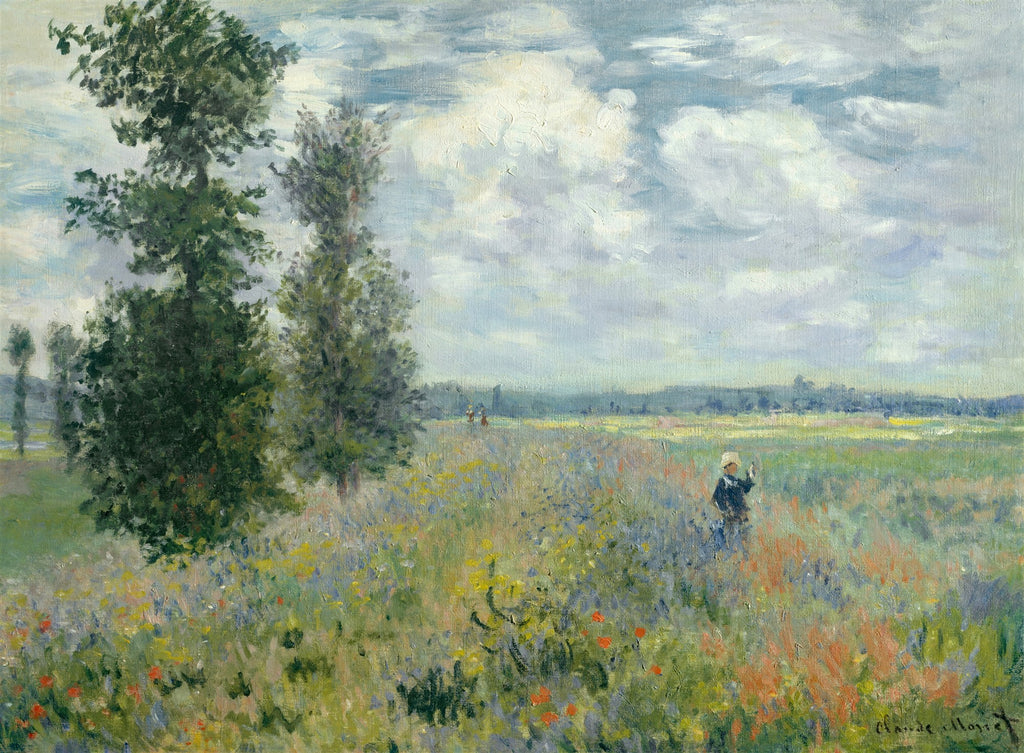 Quadro decorativo 'Campo de Papoulas perto de Argenteuil' de Claude Monet, mostrando um vasto campo florido com papoulas vermelhas, árvores altas no lado esquerdo e um céu com nuvens brancas e azuis. Uma figura solitária caminha pelo campo.